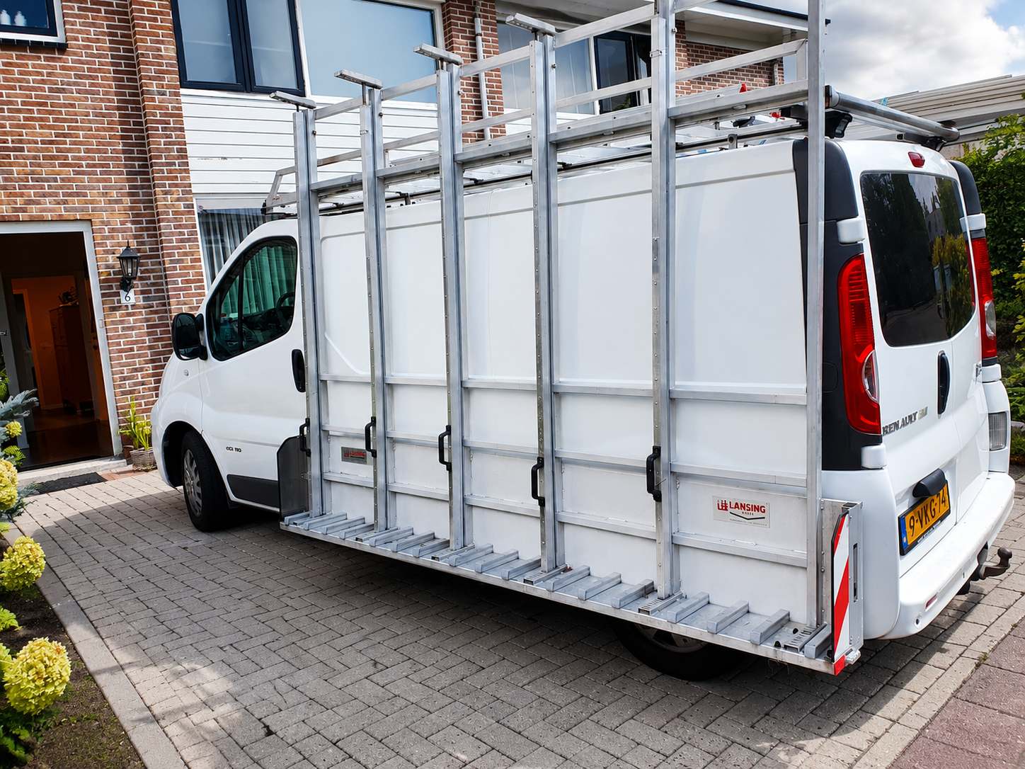 Werkbus van The Next Generation Services — specialist in woningverbetering in Ermelo, Gelderland